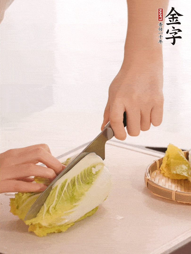 生姜切末，白菜改刀成成塊。