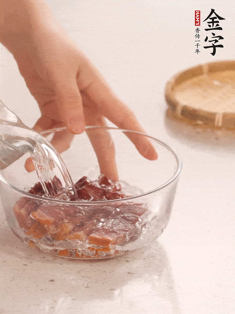 金字火腿切片，溫水泡5分鐘。