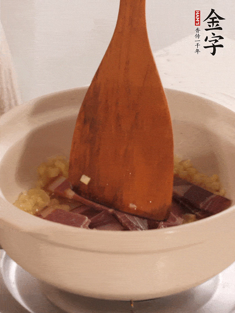 加熱水，加入白菜蓋上蓋子煨煮3分鐘。