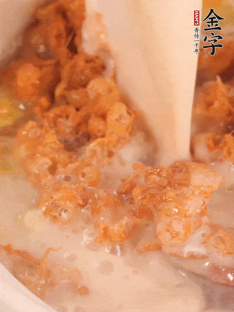 加入蛋酥再煨煮2分鐘，加入豆?jié){。