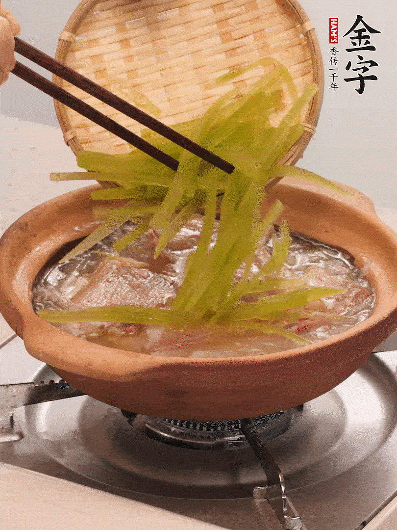 倒入熱水煮開后，轉(zhuǎn)小火燉煮10分鐘，呈奶白色湯底。