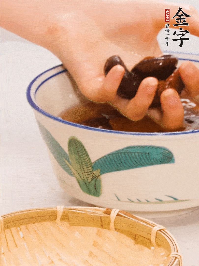 干香菇提前泡發(fā)切片，泡香菇水留著備用。