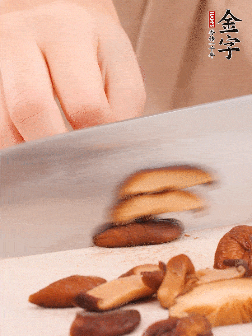 干香菇泡發(fā)，切成小塊。
