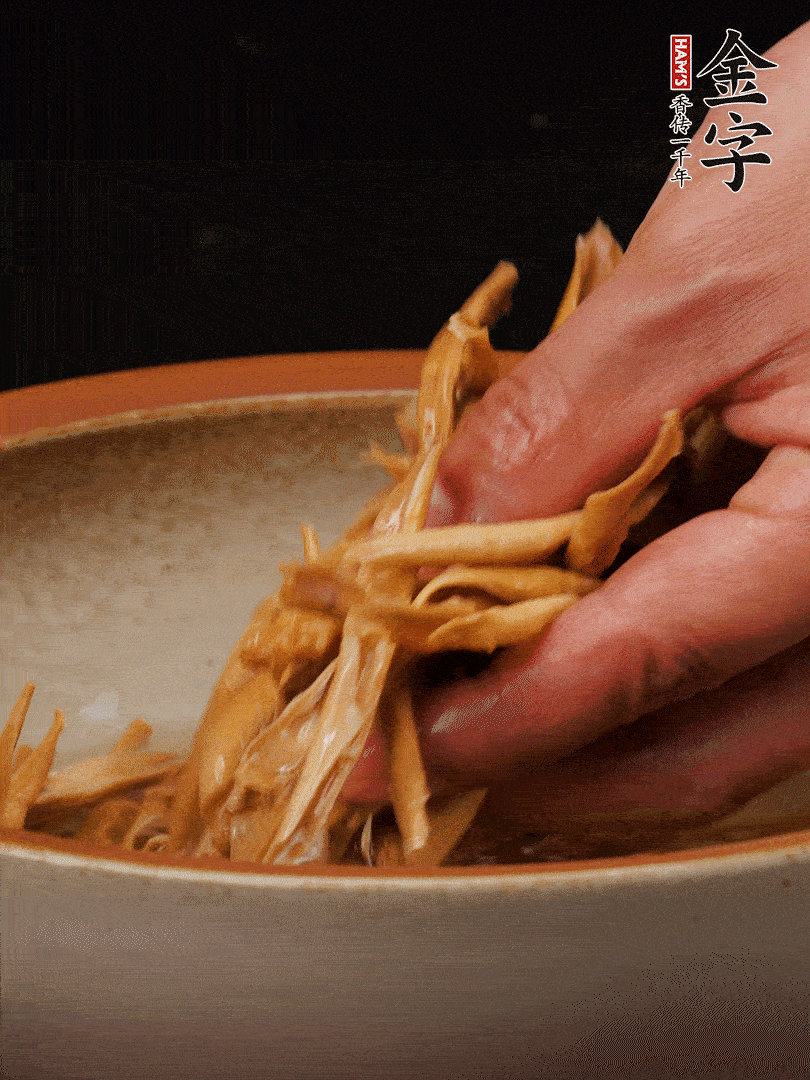 農(nóng)家土筍尖提前泡軟，用刀劃成細(xì)絲，這樣會(huì)更加入味。
