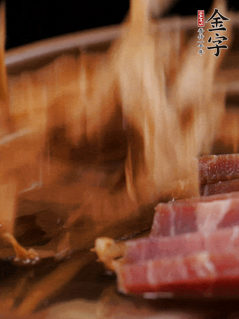 大筒骨、金字火腿、姜片、黃酒一起放入砂鍋，加筍干燉煮40分鐘。（如果家里有高壓鍋，用高壓鍋把高湯壓出來(lái)更鮮濃。）