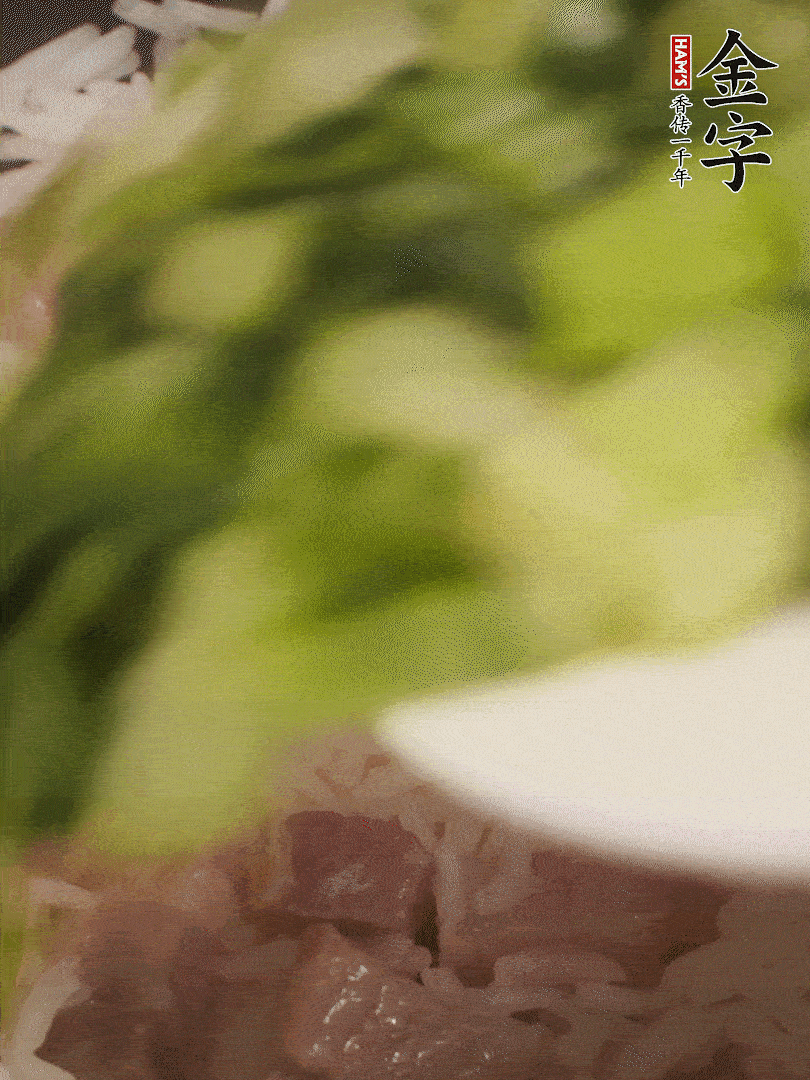 將燜煮好的米飯，倒入炒熟的蔬菜中，翻炒均勻鍆繼續(xù)燜煮5分鐘