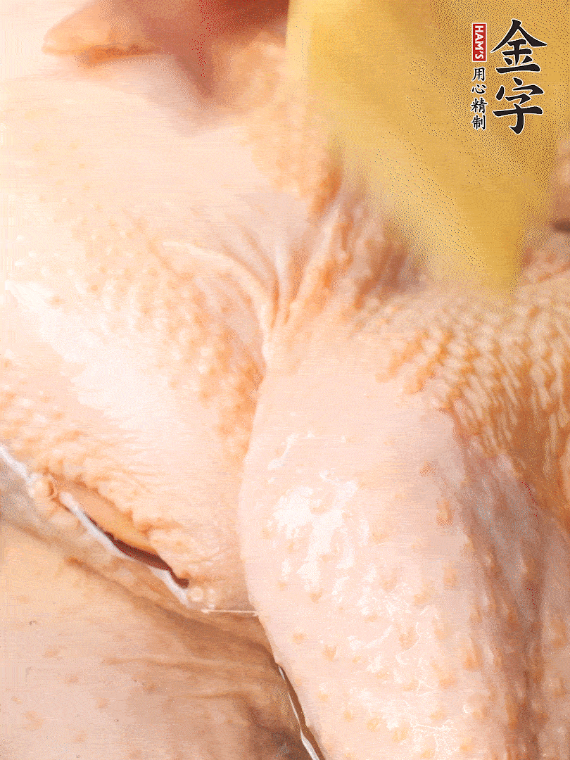老母雞去頭去尾，斬去雞爪。冷水入鍋，加料酒、蔥姜焯水，煮出浮沫后撈出，用清水洗凈