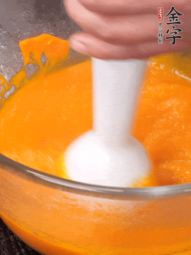 300g南瓜，去皮去瓤切滾刀塊，大火蒸8分鐘，料理機打成泥，篩網(wǎng)過篩成泥