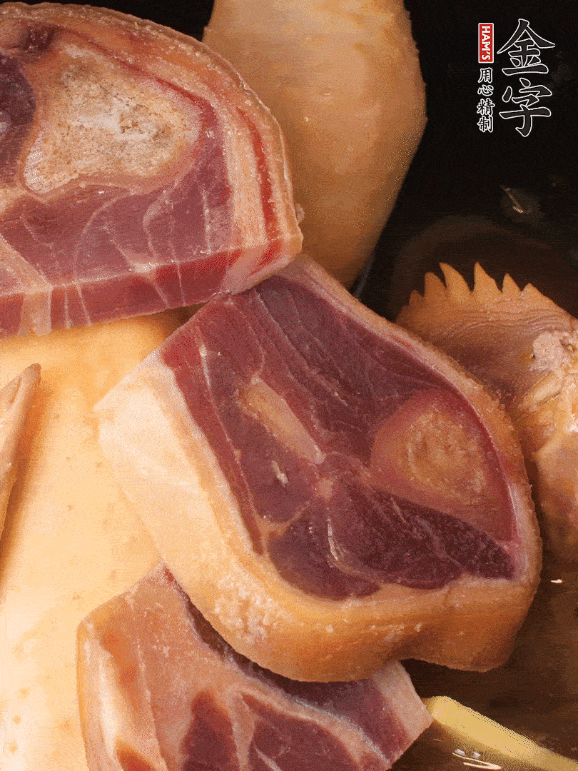 火踵、老母雞加蔥、姜、料酒、清水，大火燒開后轉(zhuǎn)小火，燉1小時