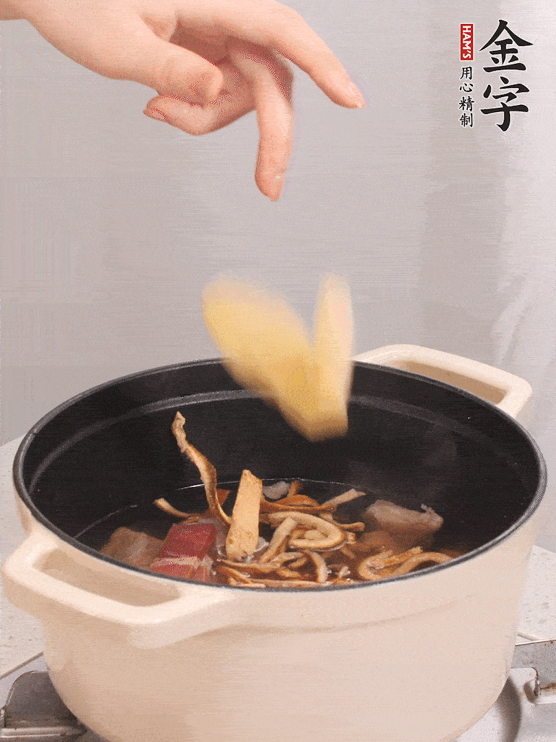 鍋中放牛腩、火腿，然后放入比食材多3倍的水；再放橘子皮、姜片、白胡椒粒燉煮90分鐘