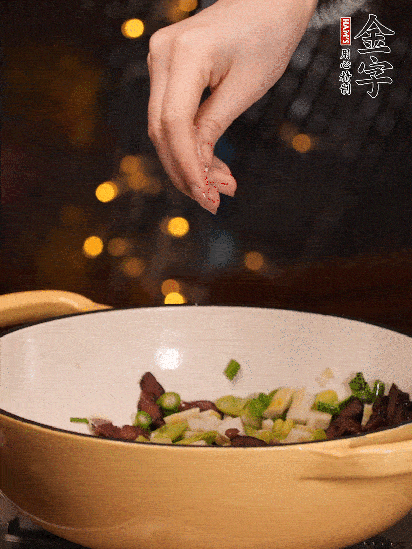 可以加點點水，再加菜苔，加點鹽、味精調(diào)味