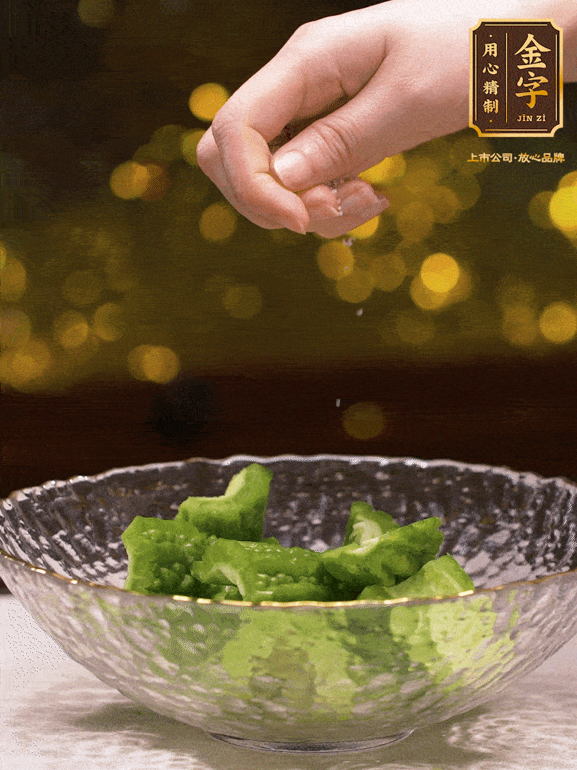處理好的苦瓜切段（5cm），加點鹽鹽腌一下，去除一下苦味