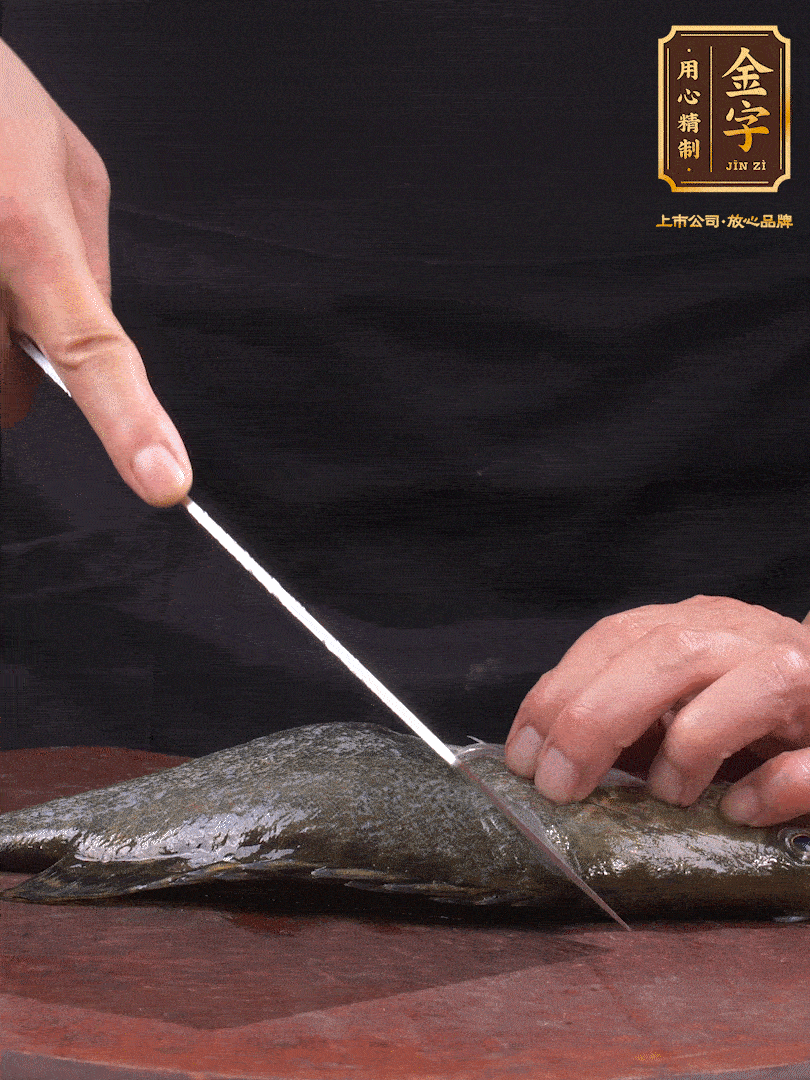 處理桂魚。收拾好的桂魚在兩側(cè)開花刀