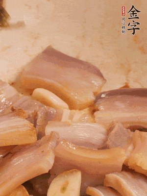 加入雪菜、咸肉冬筍 炒出香味