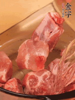 排骨冷水下鍋，加料酒、姜片，煮開綽水