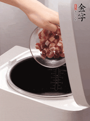 鍋中倒入豬油，油熱后炒熟上海青，給倒少許鹽調(diào)味