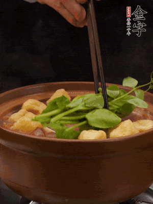 加筒骨煲的經(jīng)典配菜：金字土香腸、油豆腐、千張蓋上蓋子燜一會(huì)兒，耐心等候10分鐘。