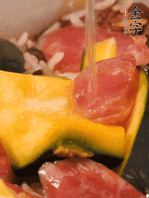 倒入溫開水，水量高出米面一個指節(jié)。