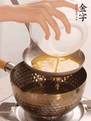 雞蛋過篩子倒入油鍋炸成蛋酥，瀝干油。
