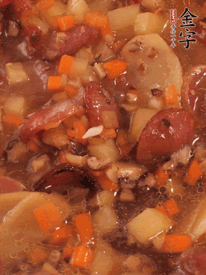 加大半碗水，沒(méi)過(guò)大部分食材