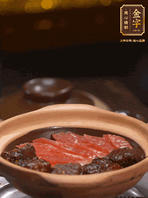 鋪上臘腸和排骨，鍋邊淋一圈油，小火煲10分鐘