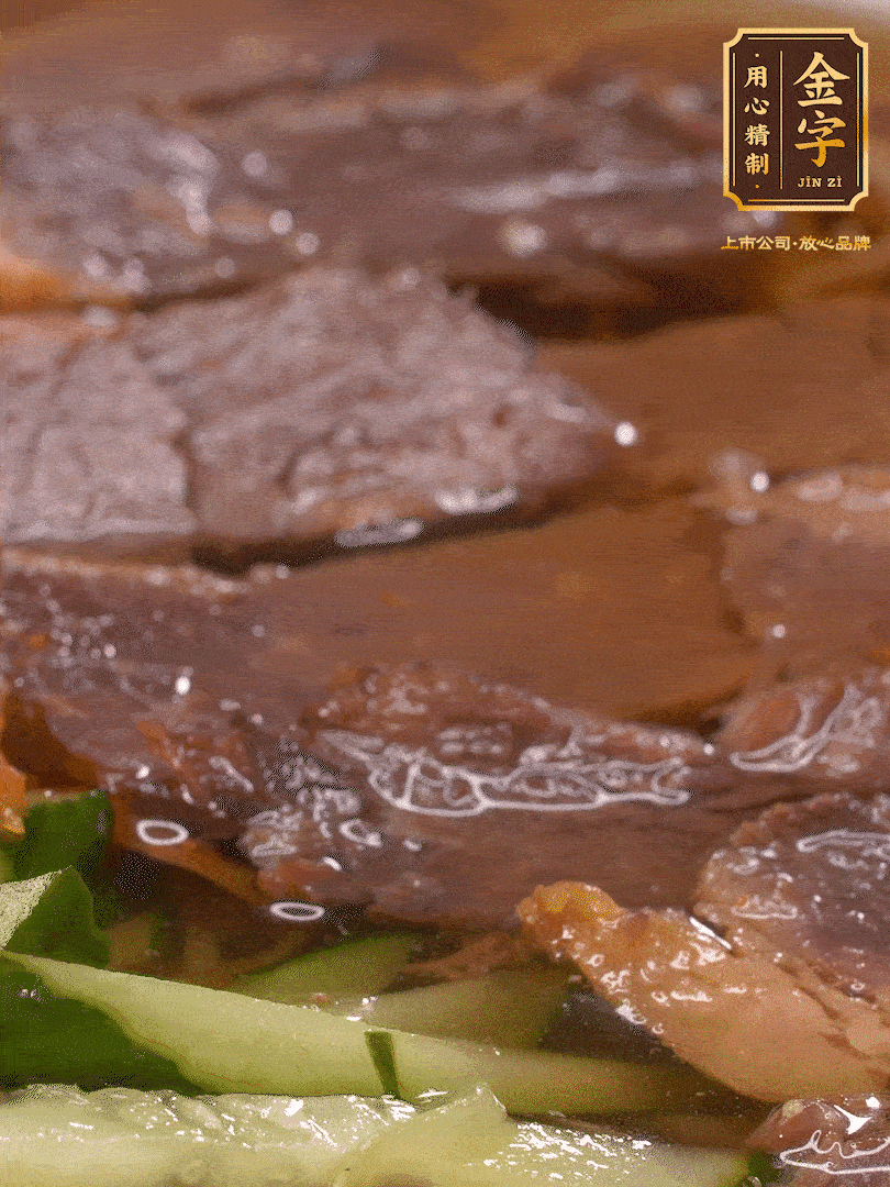 養(yǎng)麥冷面，涼水中清洗浸泡5分鐘，沸水中煮3分鐘，涼水漂洗沖涼