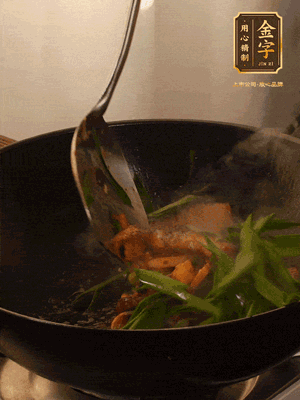 黃豆醬、鹽、糖調(diào)味，淋一圈花雕酒，蒜白先下，蒜葉后下