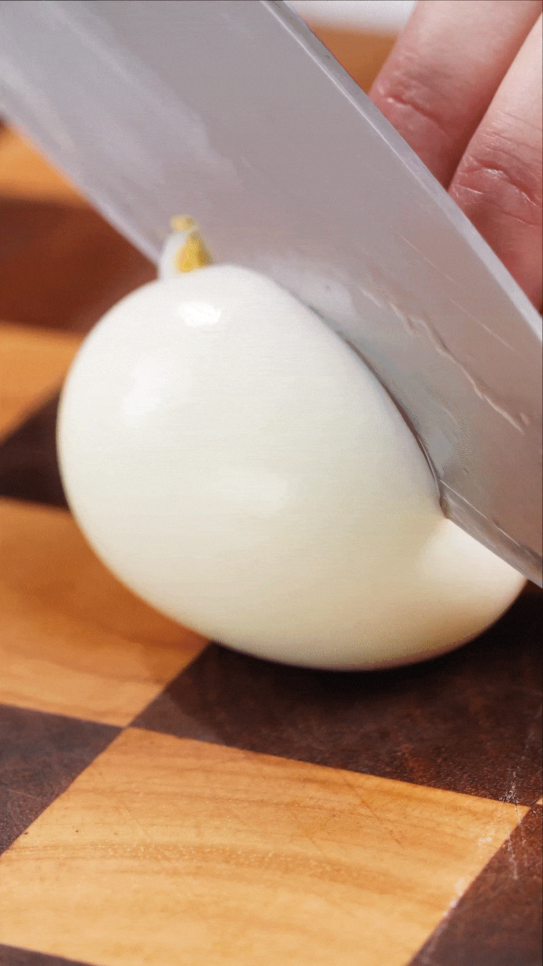 雞蛋煮熟，改刀備用