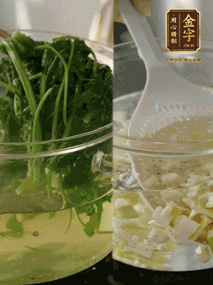 春筍切丁焯水；薺菜加鹽焯水，過涼水后切成細(xì)末