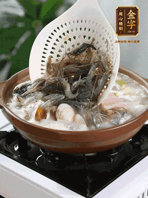 最后加一把蛤蜊、一把河蝦燜2分鐘，放一點(diǎn)白胡椒粉調(diào)味，撒上蔥花點(diǎn)綴！