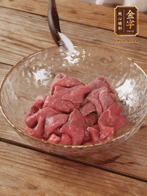 牛肉切丁，加黑胡椒海鹽、橄欖油腌10分鐘