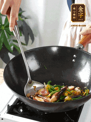 煸香蒜末，下香腸翻炒均勻，再依次下雞縱菌、黃瓜花