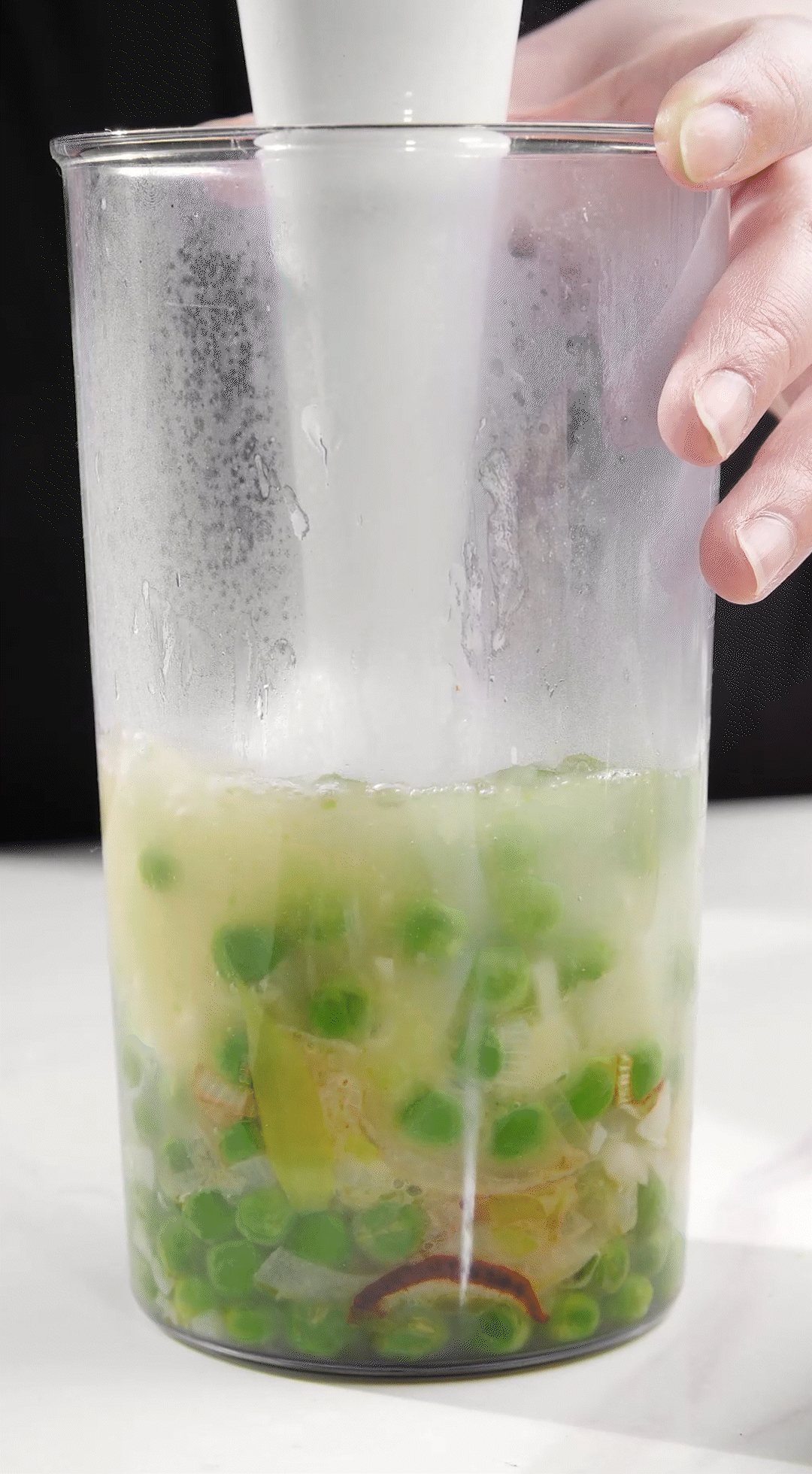 炒好的蔬菜+高湯或熱水，倒入破壁機(jī)攪打細(xì)膩絲滑即可。