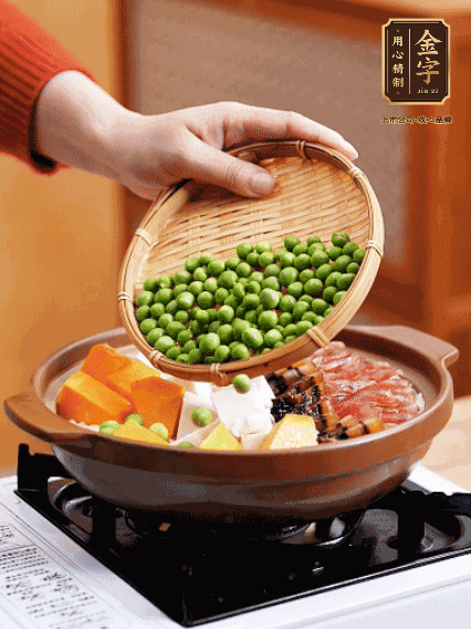 再鋪上臘腸、醬油肉、豌豆，小火煲6分鐘