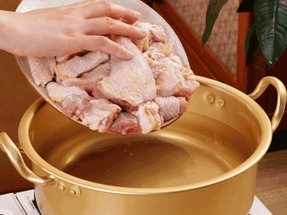 雞肉冷水下鍋，加蔥姜焯水