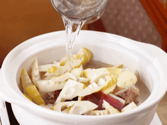 砂鍋中依次放入姜片、雞肉、春筍、火腿，加入足量的水，大火燒開后，轉小火燉40分鐘