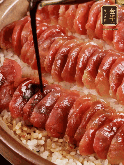 淋上醬汁攪拌均勻
調(diào)一個(gè)醬汁：生抽2匙、老抽半匙、蠔油半匙、白砂糖1/3匙、雞精1/3匙、香油5滴、水1匙