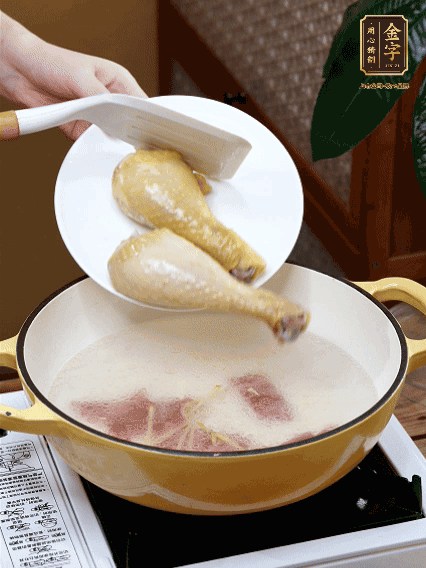 倒清水，放雞腿，大火煮開轉(zhuǎn)中小火煮20分鐘