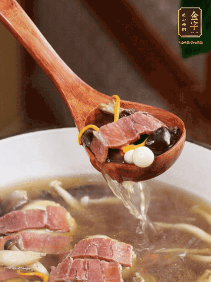 加羊肚菌、雞縱菌、蟲草花、海鮮菇、白玉菇再煮20分鐘