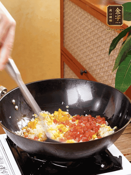 放隔夜飯攪散，加香腸，1勺生抽、半勺鹽調(diào)味。最后撒蔥花