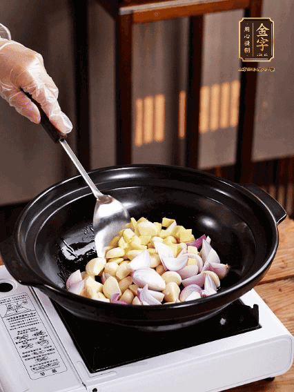 砂鍋燒熱，下色拉油，爆香蔥姜蒜粒