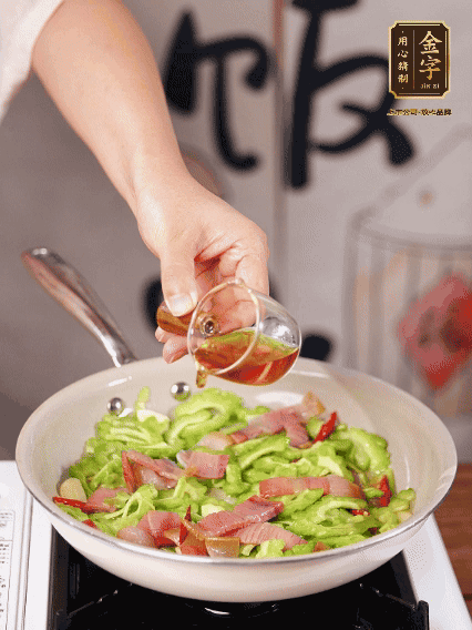 淋一圈料酒，少許糖調味