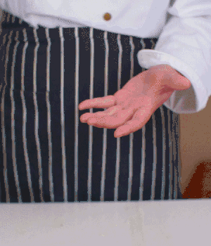 小蔥切碎，淡火腿切碎。