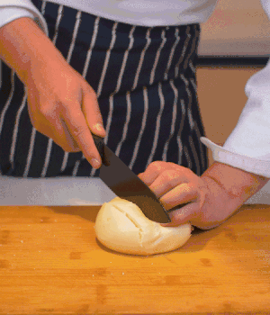 饅頭表面切出1cm左右的網格。