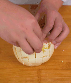 在縫隙里塞適量馬蘇里拉奶酪、再塞入淡火腿碎。