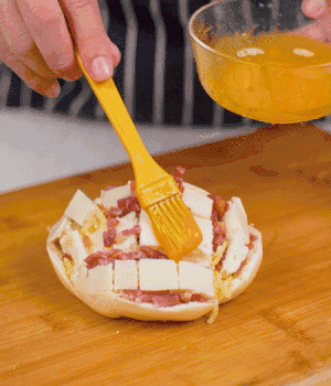 放在烤盤上，表面先刷一層玉米油，再刷一層蛋黃液。