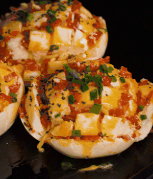 灑適量小蔥和黑芝麻，放入預熱的烤箱180度15分鐘。