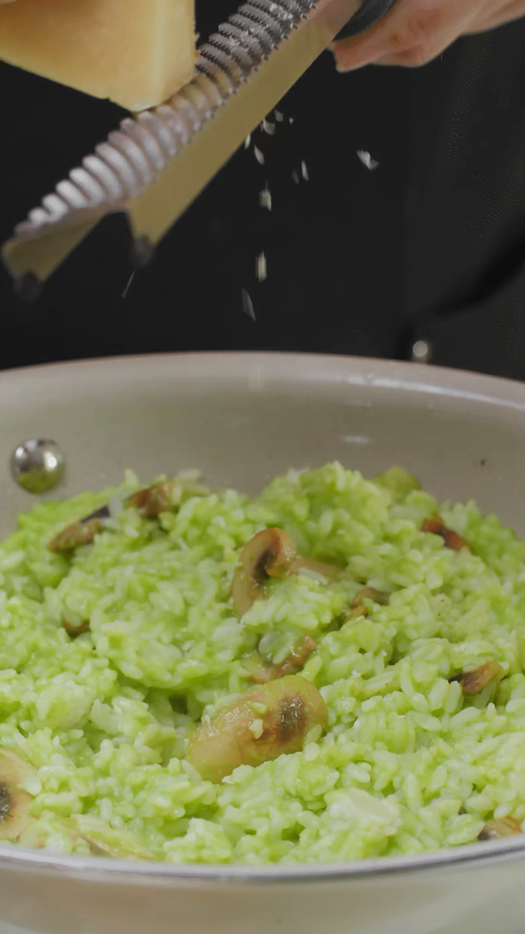 倒入豌豆泥、干酪、一塊黃油和黑胡椒海鹽調(diào)味
