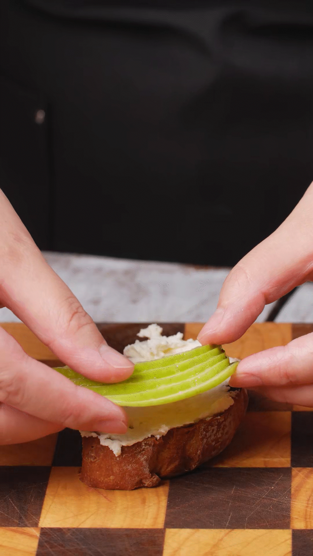 歐包抹上奶酪依次放上：蘋果、梨、藍(lán)莓
