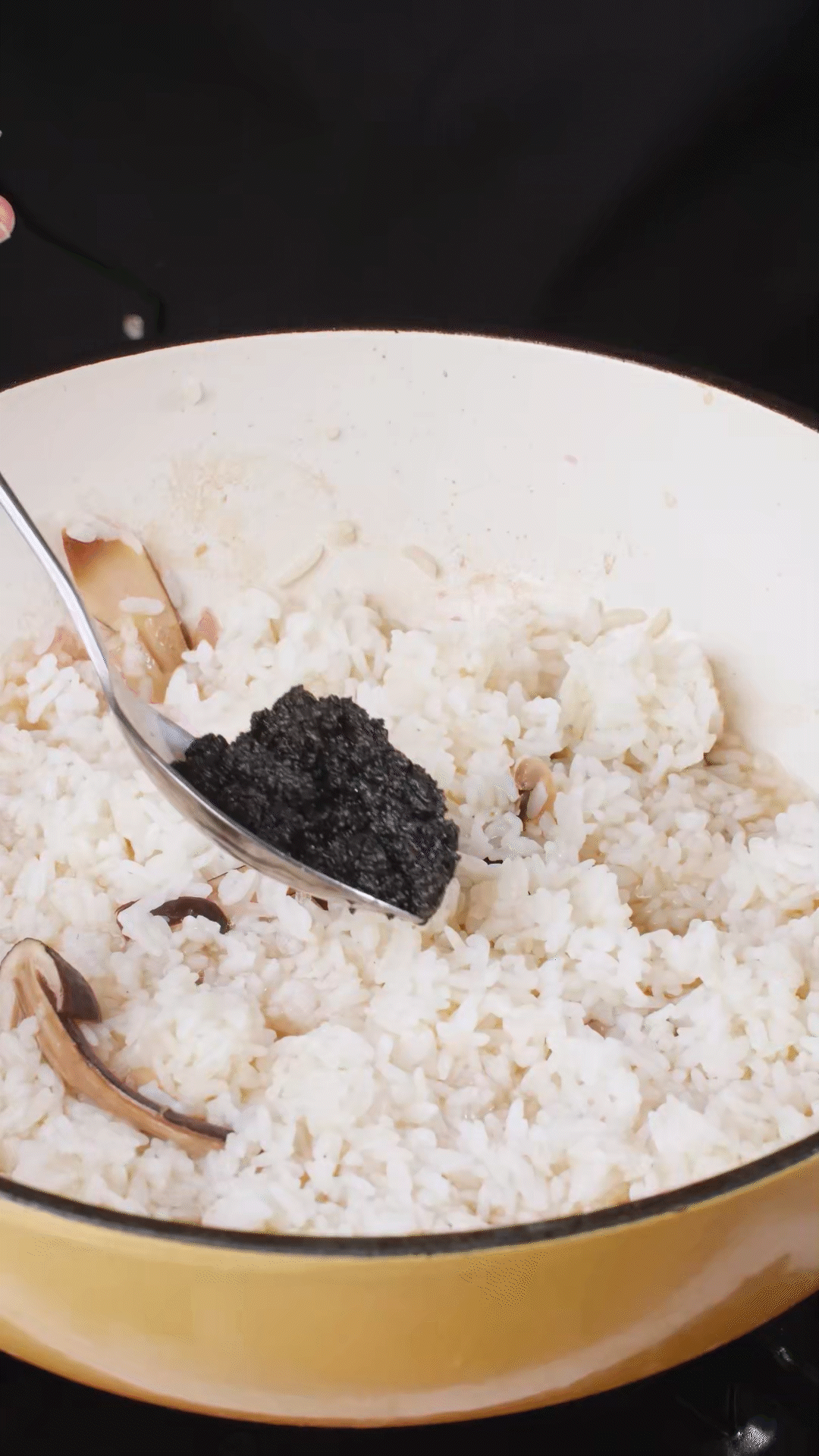 底油放入洋蔥爆香后加入黑皮雞樅菇、口蘑，用白葡萄酒增鮮
